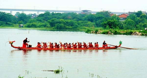 A dragon boat race is held in China to celebrate the Dragon Boat Festival. [Photo: China Plus]