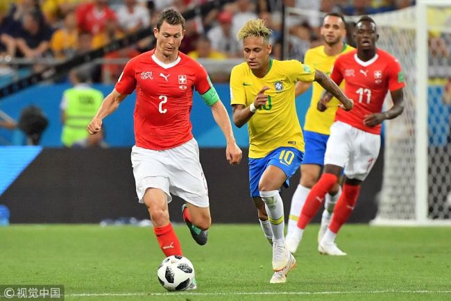 Switzerland's defender Stephan Lichtsteiner (L) and Brazil's forward Neymar compete for the ball during the Russia 2018 World Cup Group E football match between Brazil and Switzerland at the Rostov Arena in Rostov-On-Don on June 17, 2018. [Photo: VCG]