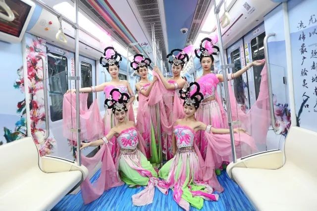 Actors dressed in Tang-era outfits help launch Xi'an Subway Line 2, adorned in ancient Tang Dynasty motifs, Xi'an, Shaanxi Province, June 18, 2018. [Photo: xiancn.com] 
