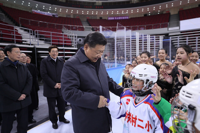 Chinese President Xi Jinping shakes hands with an ice hockey fan at the Wukesong Arena in Beijing, Feb. 24, 2017. [Photo: Xinhua]