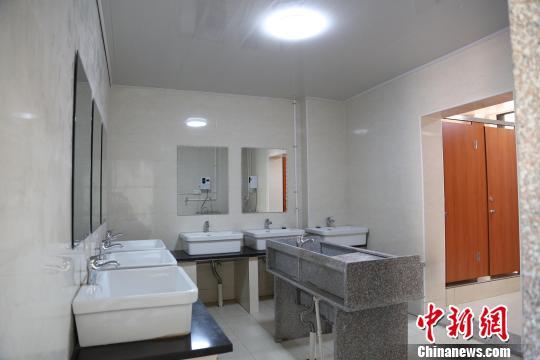 One of the shared bathrooms in the affordable housing development in Hangzhou, Zhejiang Province. [Photo: Chinanews.com]