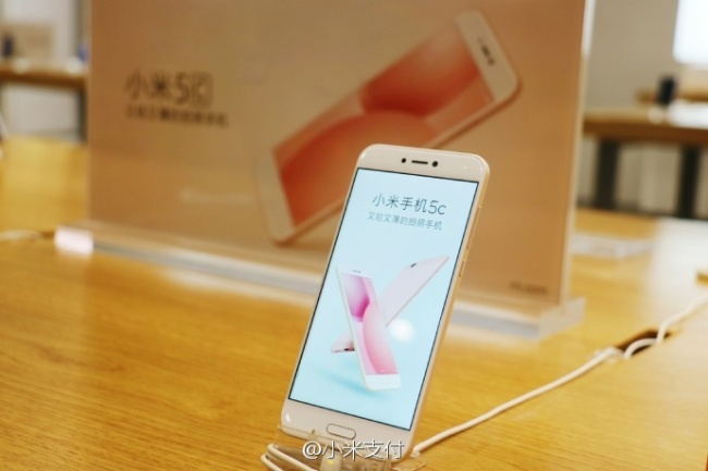 Xiaomi displays its Mi 5C smartphone in a store. [Photo: weibo.com/Mipay]