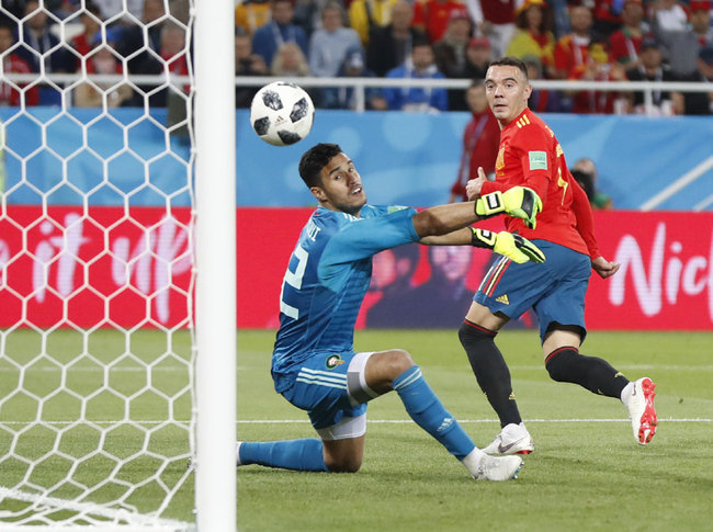 Spain's Iago Aspas scores his side's second goal past Morocco goalkeeper Monir El Kajoui, during the group B match between Spain and Morocco at the 2018 soccer World Cup at the Kaliningrad Stadium in Kaliningrad, Russia, Monday, June 25, 2018. [Photo: AP] 