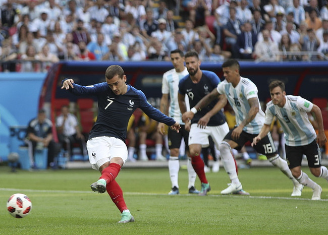 France's Antoine Griezmann scores his side's opening goal on a penalty during the round of 16 match between France and Argentina, at the 2018 soccer World Cup at the Kazan Arena in Kazan, Russia, Saturday, June 30, 2018. [Photo: AP]