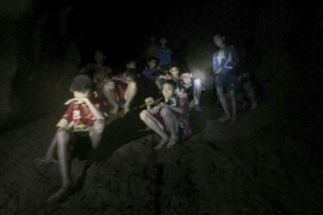 失踪近10天的少年足球队成员全都活着  13 missing footballers found alive, safe in Thai cave