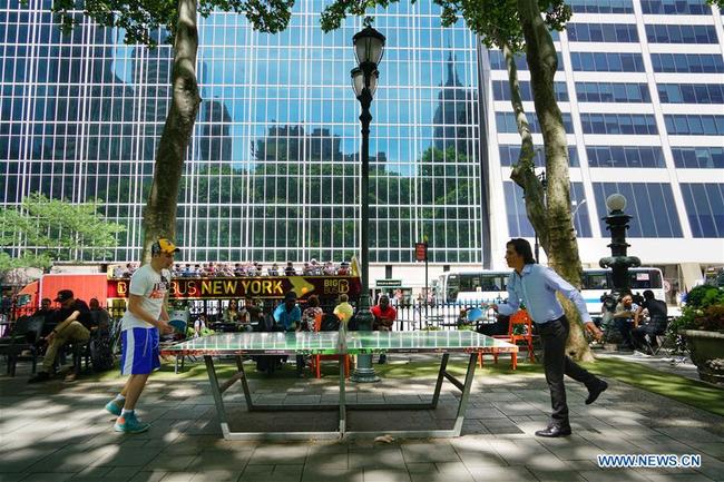 People play ping pong at Bryant Park in New York, the United States on June 26, 2018. [Photo: Xinhua/Lin Bilin]