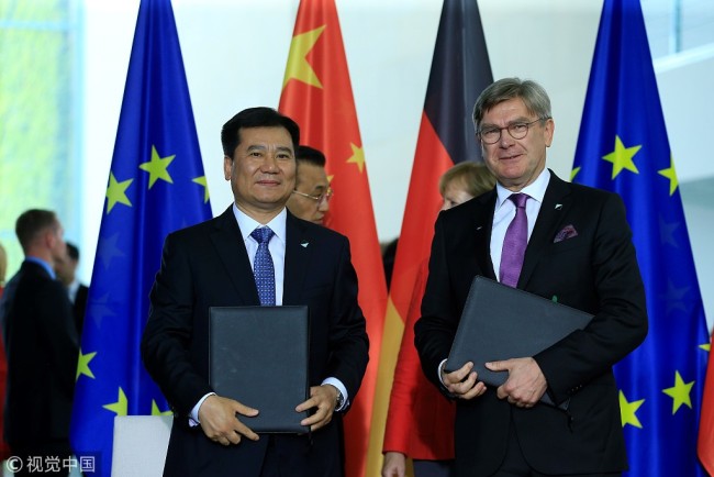 CEO of SAP Michael Kleinemeier (R) and Suning Holdings Group President Zhang Jindong (L) sign an agreement as they attend a signing ceremony within the 5th German-Chinese intergovernmental consultation meeting in Berlin, Germany on July 9, 2018.[Photo: VCG]