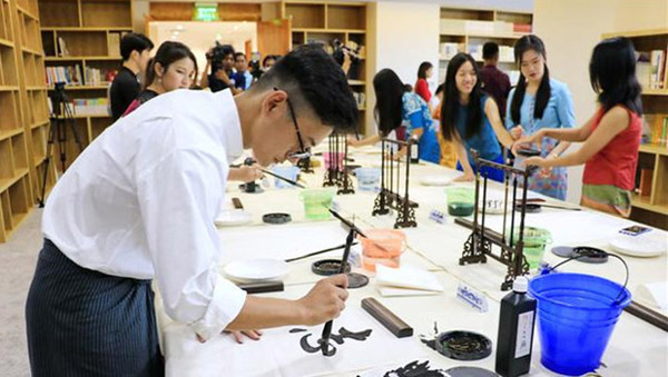 People practice Chinese calligraphy at the China Cultural Center in Yangon, Myanmar, July 7, 2018. [Photo/Official Weibo account of China's Ministry of Culture and Tourism]
