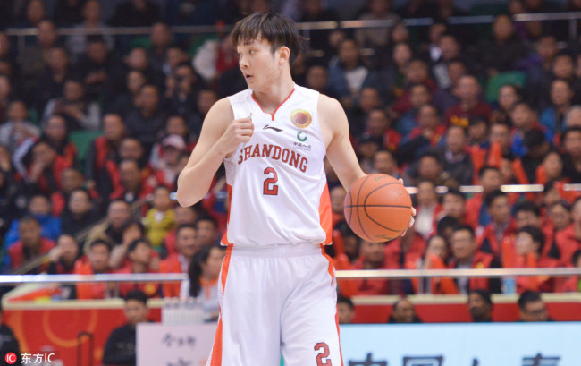 Dingyan Yuhang plays for Shandong against Jiangsu in a playoff game of CBA on March 18, 2018. [Photo: IC]