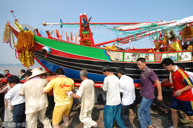 People offer “Great Heat Boat” in the city of Taizhou, east China’s Zhejiang province on July 23, 2009. [File photo: VCG]
