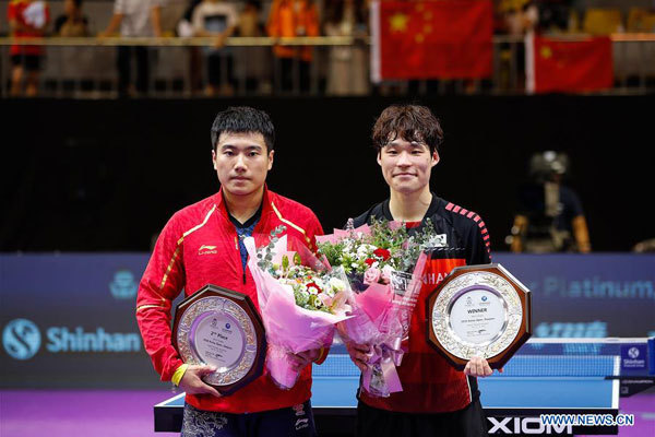 Jang Woojin (R) of South Korea and Liang Jingkun of China pose for photos after the men's single final match at the ITTF World Tour Platinum Korea Open in Daejeon, South Korea, July 22, 2018. Jang Woojin wins 4-0. [Photo: Xinhua/Wang Jingqiang]