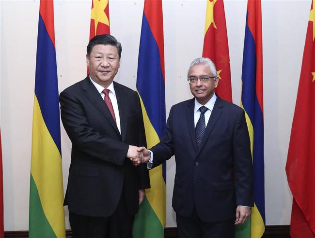 Chinese President Xi Jinping (L) meets with Mauritian Prime Minister Pravind Jugnauth during his friendly visit to the country in Port Louis, Mauritius, July 28, 2018. [Photo: Xinhua]
