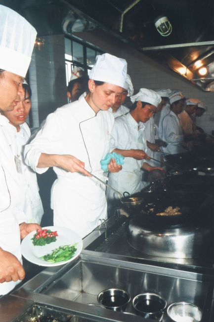 Fuchsia Dunlop was the first full-time foreign student at the famous Sichuan Institute of Higher Cuisine.[Photo: Courtesy of Shanghai Translation Publishing House]