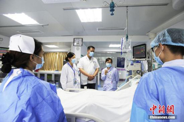 Doctors examine voluntary donor's conditions. [Photo: Chinanews.com]