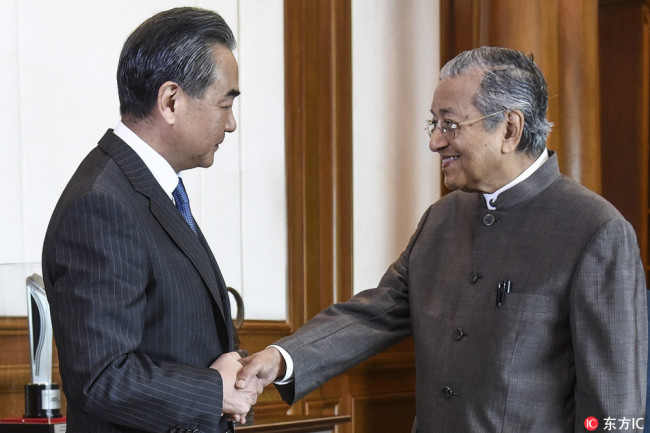 Malaysia's Prime Minister Mahathir Mohamad (R) meets China's Foreign Minister Wang Yi (L) at the prime minister's office in Putrajaya, Malaysia, 01 August 2018. [Photo: IC]