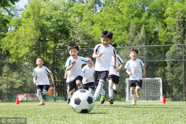 A total of 3,916 middle and primary schools across China have been identified as schools specializing in youth football, according to the Ministry of Education (MOE).[File Photo: VCG]