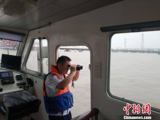 A staff member of the maritime safety authority in Ningbo, east China’s Zhejiang province inspects the Beilun harbor, August 12, 2018. [Photo: Chinanews.com]