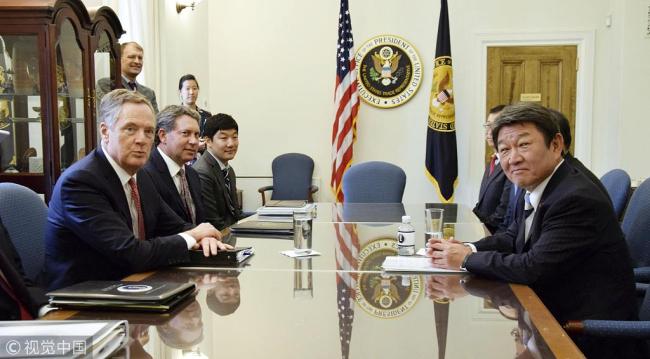 U.S. Trade Representative Robert Lighthizer (far L) and Japanese economic revitalization minister Toshimitsu Motegi hold talks in Washington on Aug. 9, 2018. [VCG]