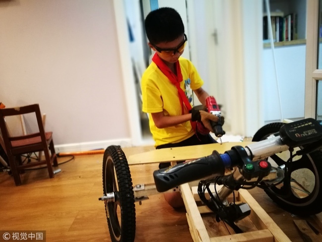 An 11-year-old Chinese boy assembles his home-made go-kart in Quzhou, Zhejiang Province August 13, 2018. [File photo:VCG]