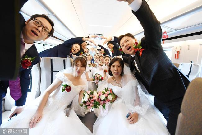 The newlyweds board a Fuxing bullet train in Changchun in Jilin Province on August 18. [Photo: VCG]