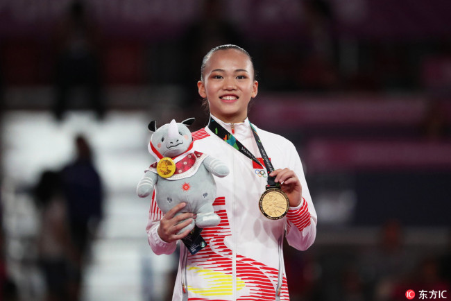 Yile Chen of China poses with her gold medal on the podium after winning the women's Gymnastics Individual All-Around competition at the Asian Games 2018 in Jakarta, Indonesia, 21 August 2018. [Photo: MAST IRHAM/ IC]