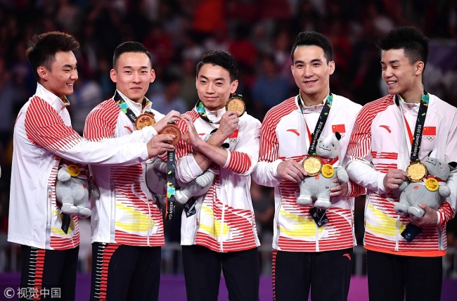 Chinese men's gymnastics team take group photo after claimed the gold medal in artistic gymnastics men's team event in Jakarta.Aug. 22. [Photo:VCG]
