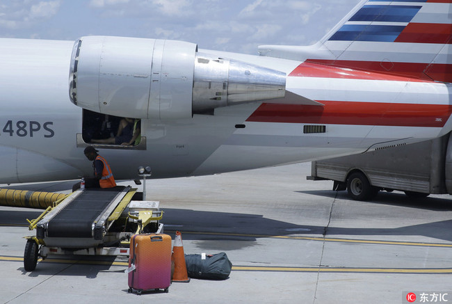 American Airlines grounds crew members sit and wait for luggage cart to arrive at Charlotte Douglas International Airport in Charlotte, N.C.[Photo: IC]