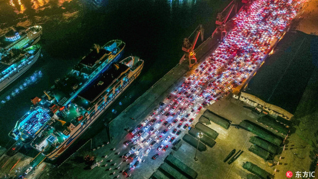 Aerial photo taken on February 21, 2018 shows the traffic jam at Haikou Xiuying Port in south China's Hainan Province after ferry services were disrupted by heavy fog. [Photo: IC]