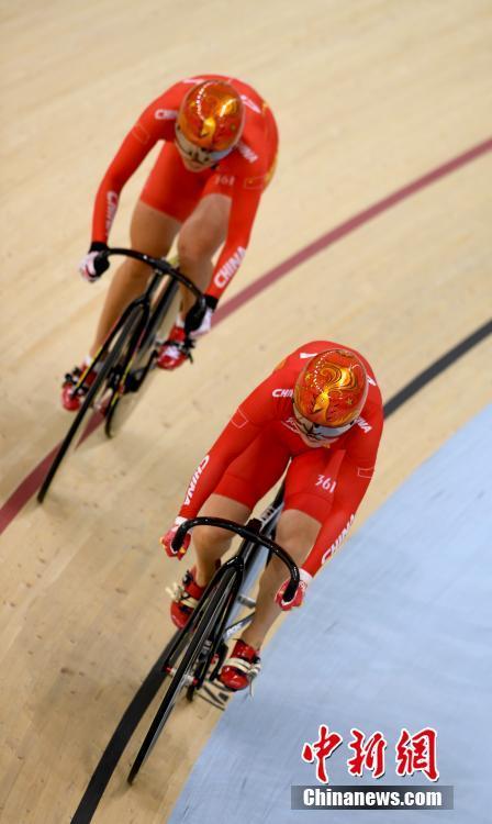 Chinese cyclists Zhong Tianshi and Lin Junhong during the final of women's  track cycling team sprint at the Asian Games in Jakarta, Indonesia on August 27, 2018. [Photo: China News/Hou Yu]