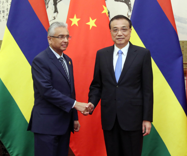 Chinese Premier Li Keqiang meets with Mauritian Prime Minister Pravind Jugnauth in Beijing on September 2, 2018. [Photo: gov.cn]