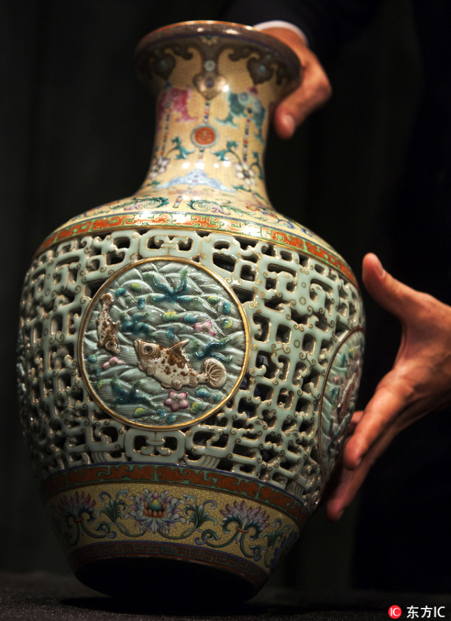 A staff member from Sotheby's auction house displays the Yamanaka Reticulated Vase in Hong Kong, August 30, 2018. [Photo: IC]