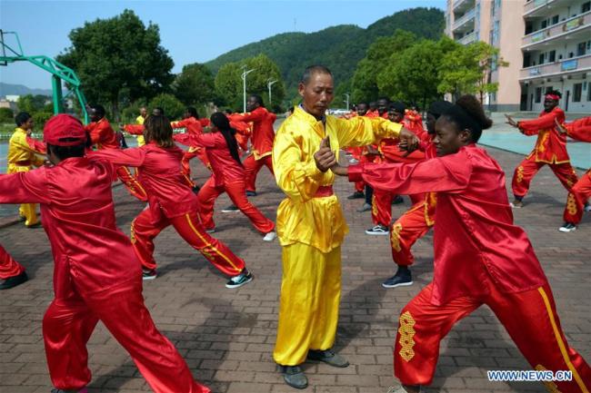 非洲留学生新余体验中国文化 African students learn about Chinese culture at Xinyu university