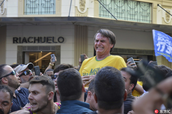Presidential candidate Jair Bolsonaro grimaces right after being stabbed in the stomach during a campaign rally in Juiz de Fora, Brazil, Thursday, September 6, 2018. [Photo: IC]