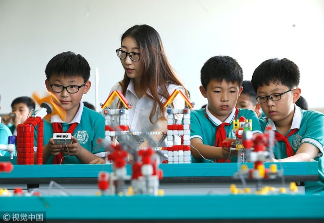 Students have a science class at a primary school in Qingdao, east China’s Shandong Province, July 7, 2018. [File photo: VCG]