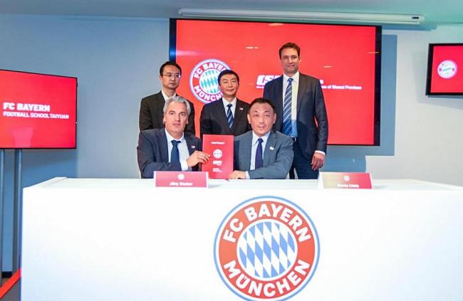 FC Bayern and Shanxi Sports Bureau sign a cooperative deal on the opening of the FC Bayern Football School Taiyuan at the Allianz Arena in Munich, German, on September 6. [Photo: China Plus]
