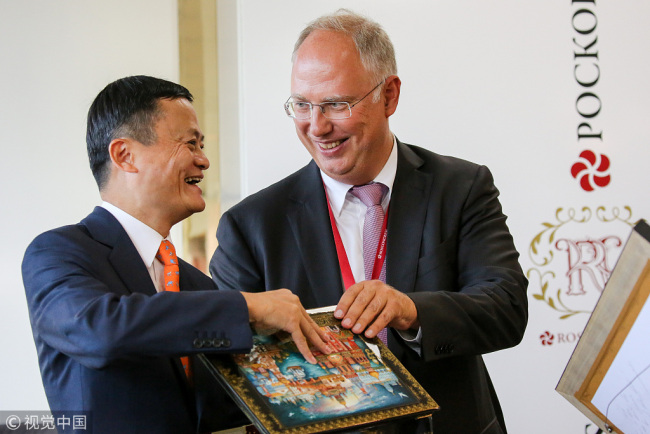 Kirill Dmitriev(R), CEO of Russian Direct Investment Fund, presents Jack Ma, chairman of Alibaba Group, with a gift during the accord signing ceremony on the sidelines of the Eastern Economic Forum in Vladivostok, Russia, on Tuesday, Sept. 11, 2018. [Photo:VCG]