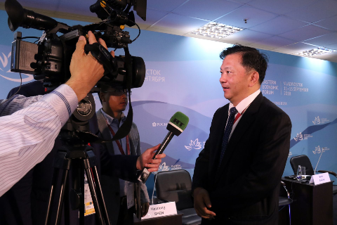 Shen Haixiong, the president of China Media Group, is interviewed by Russian media outlet RT TV at a media forum at the fourth Eastern Economic Forum in Vladivostok on Wednesday, September 12, 2018. [Photo: China Media Group]