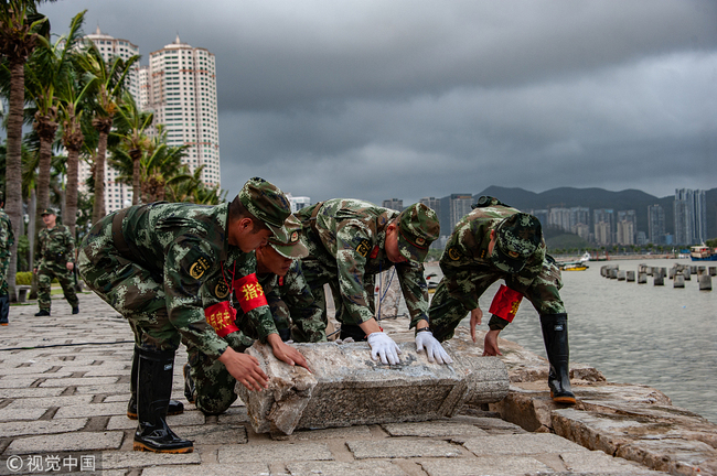 台风过后中国南方开展善后清理工作 Typhoon cleanup underway in southern China