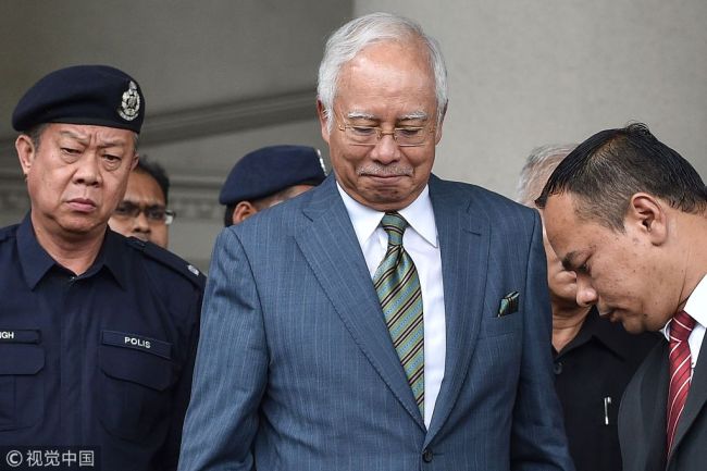 Malaysia's former prime minister Najib Razak (C) reacts as he leaves Duta court complex in Kuala Lumpur on August 8, 2018. [Photo: VCG]