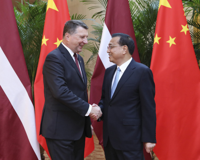 Chinese Premier Li Keqiang (R) meets with Latvian President Raimonds Vejonis in Tianjin on Wednesday, September 19, 2018. [Photo: gov.cn]
