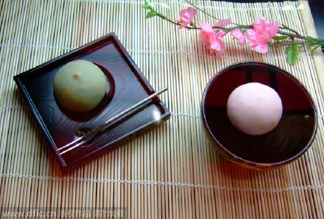 Unlike the Chinese, who eat mooncakes to celebrate the festival, the Japanese usually eat rice dumplings called Tsukimi dango. Besides, people dress in traditional costumes and go to temples to burn incense(烧香). [Photo/IC]