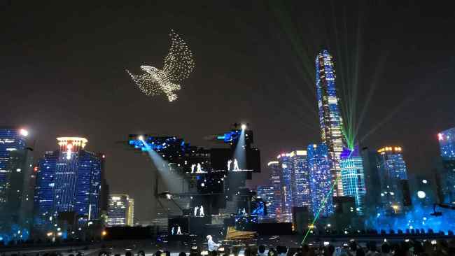 An eagle formed by a fleet of drones highlighted the show as it spread its wings(展翅) and fly(飞翔) in the sky.(Photo:VCG)
