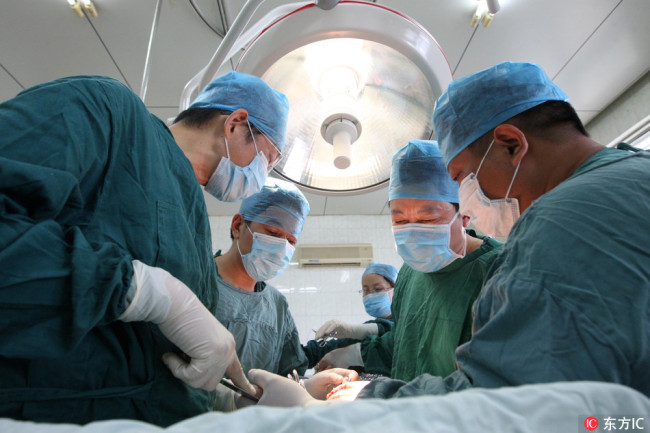 Medical staff members are undertaking an organ transplant surgery in one hospital in Huaibei, Anhui Province, September 1, 2009. [File photo: IC]