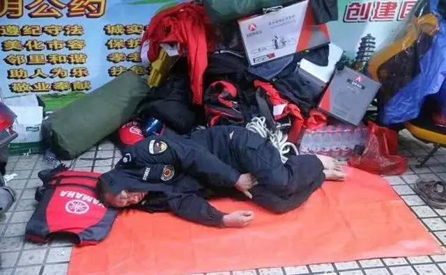 A member of the private rescue team takes a rest after the rescue work in Yangchun, Guangdong province. [Photo: cnr.cn]