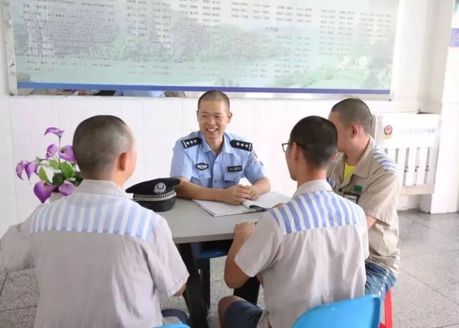 Prisoners attend an educational talk before leaving the prison for a family visit during Mid-Autumn Festival. [Photo: thepaper.cn]