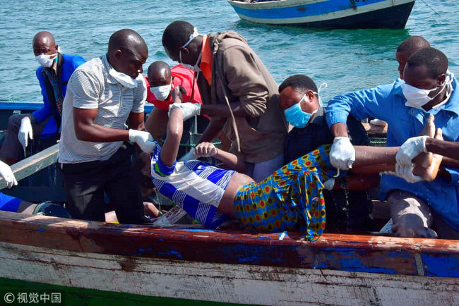 Rescue workers retrieve a body of a man from the water after a ferry overturned off the shores of Ukerewe Island on Lake Victoria, Tanzania September 21, 2018. [Photo: IC]