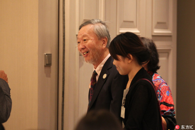 Charles Kuen Kao（left）participated in Charles kao charitable foundation in Hong Kong on September 19,2014. [File Photo:IC]