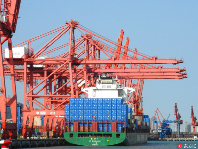 A cargo ship berths at port of Lianyungang in Jiangsu province,September 24,2018.[Photo:IC]