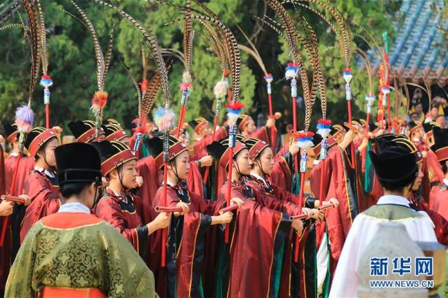 People wearing traditional costumes attend a ceremony to mark the 2569th anniversary of Confucius' birth in Jinan, east China's Shandong Province, Sept. 28, 2018. 