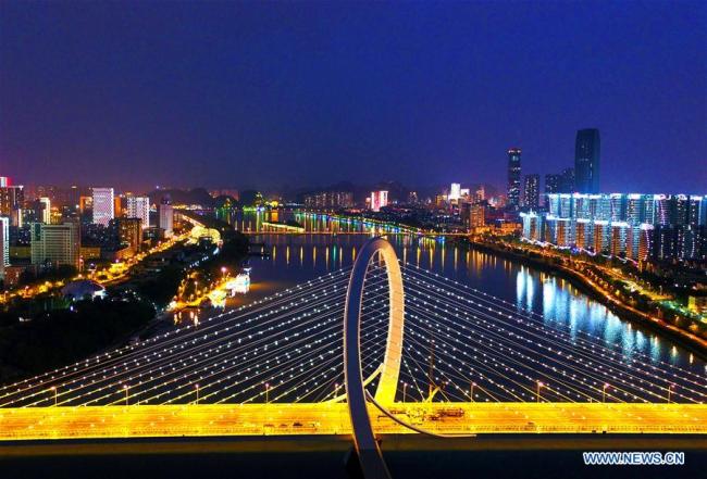 Aerial photo taken on Sept. 26, 2018 shows workers testing lights on the Baisha Bridge in Liuzhou, south China's Guangxi Zhuang Autonomous Region.(Xinhua/Li Hanchi)
